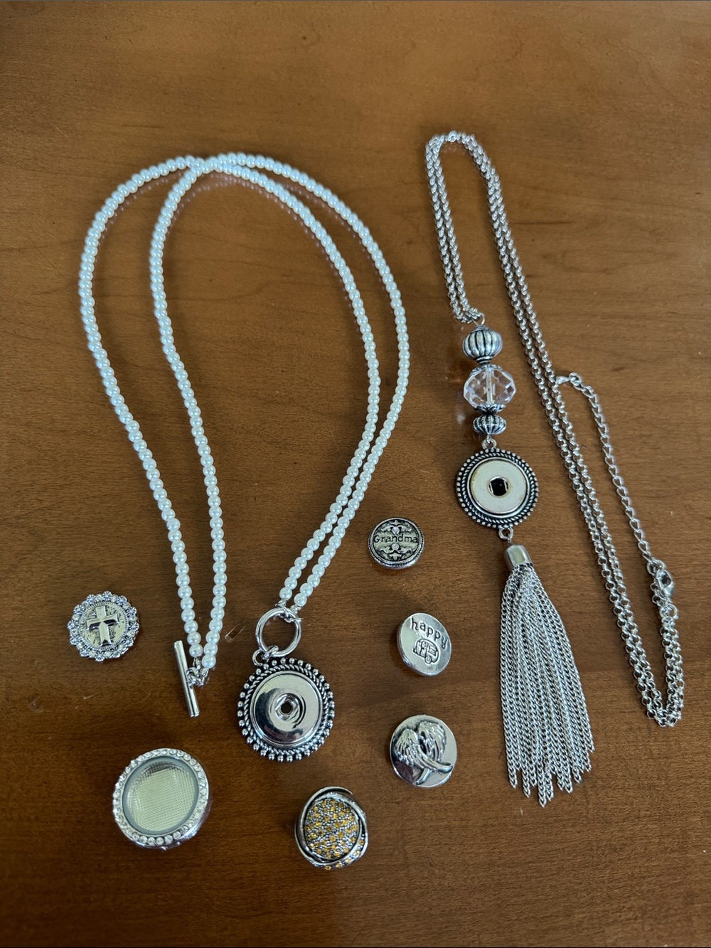 2 snap interchangeable necklaces Silver-Tone Pendant Necklace/White Bead Strand
